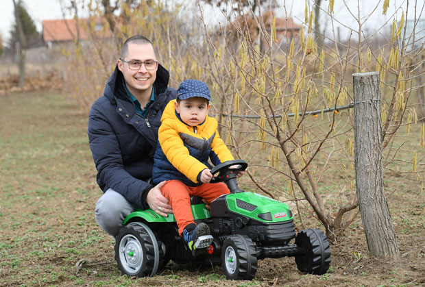 На прве плодове ће чекати пола деценије, али ће све лешнике да откупи чувени Фереро: Петорица задругара из околине Крагујевца ушла у бизнис са италијанским гигантом